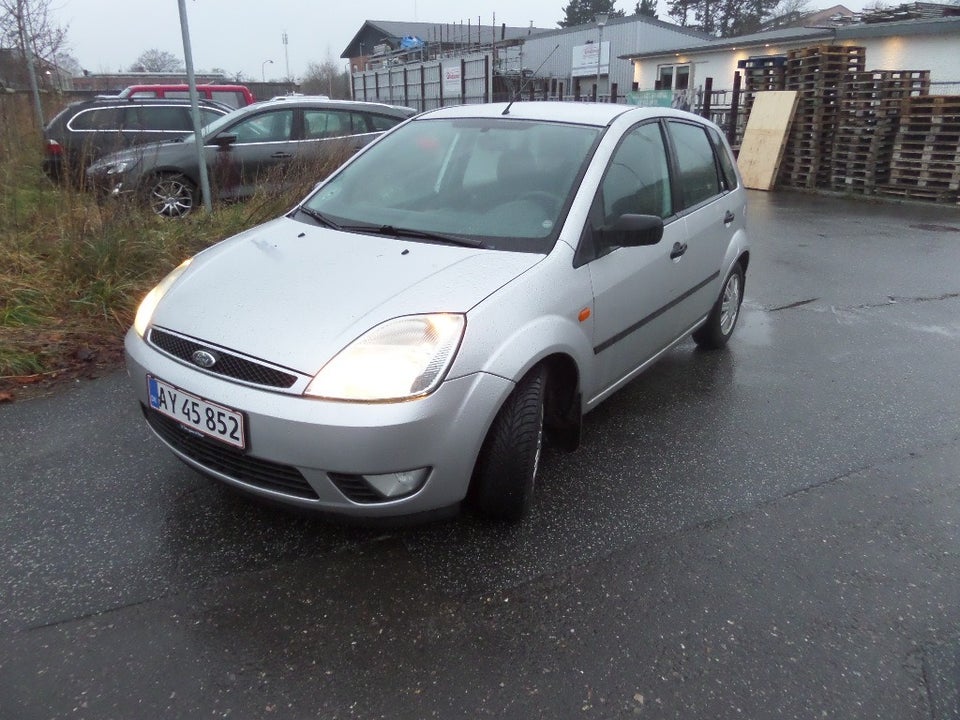 Ford Fiesta 1,6 Ghia 5d