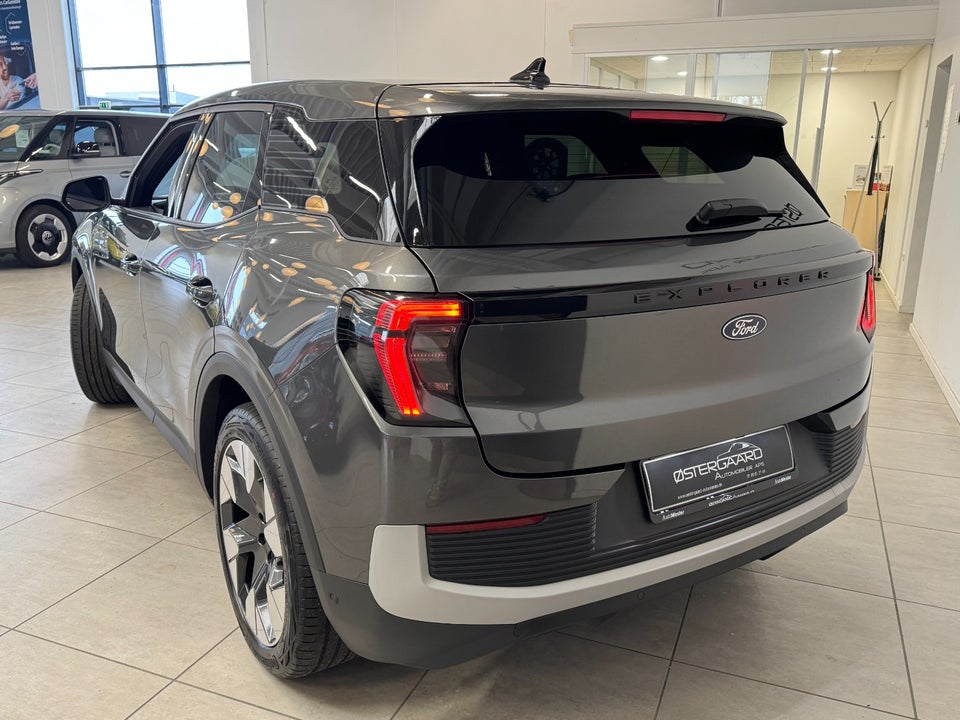 Ford Explorer 77 Premium Extended Range 5d