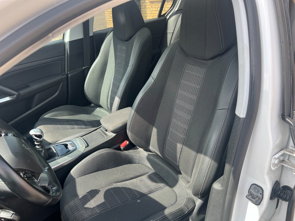 Peugeot 308 1,5 BlueHDi 130 Allure Sky 5d