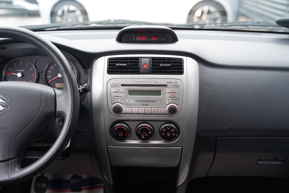 Suzuki Liana 1,6  4d