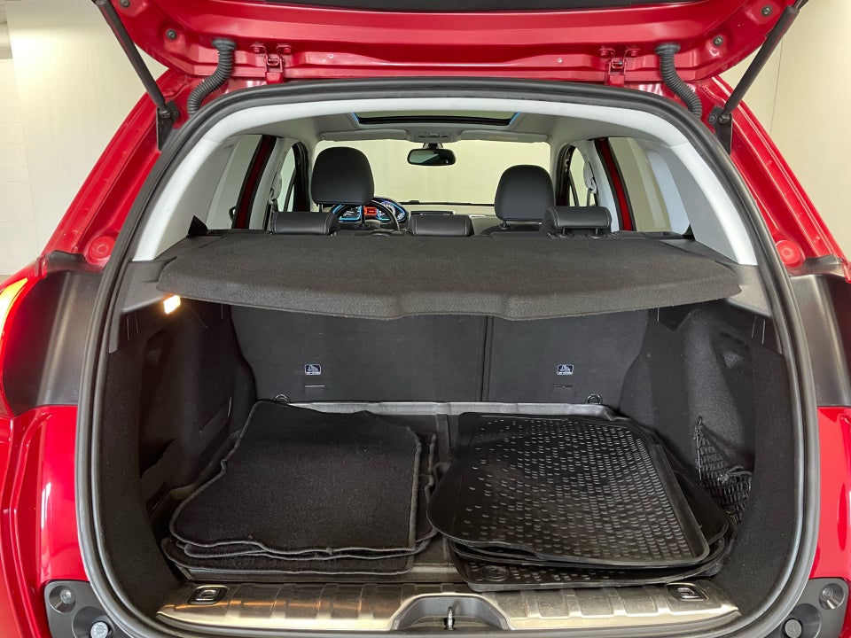Peugeot 2008 1,2 e-THP 110 Selection Sky 5d