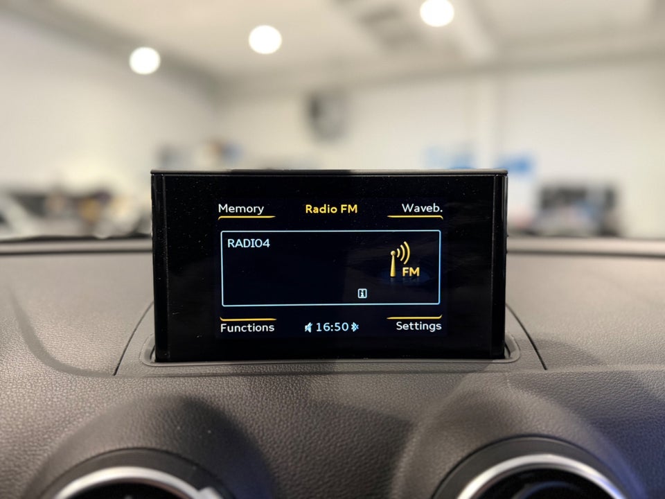 Audi A3 1,6 TDi 110 Ultra Attraction 4d