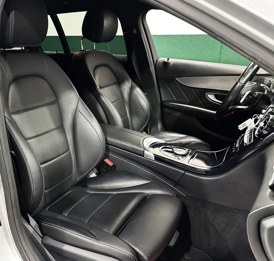Mercedes C300 2,0 AMG Line stc. aut. 5d