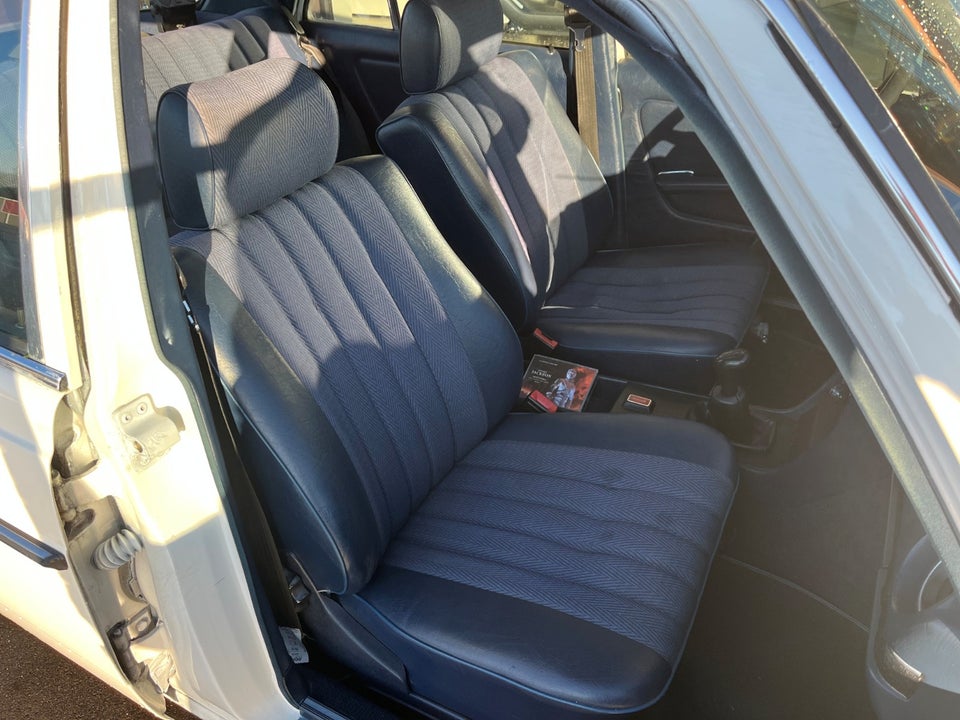 Mercedes 230 E 2,3  4d