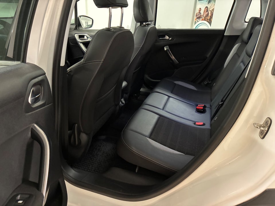 Peugeot 2008 1,2 e-THP 110 Desire Sky 5d