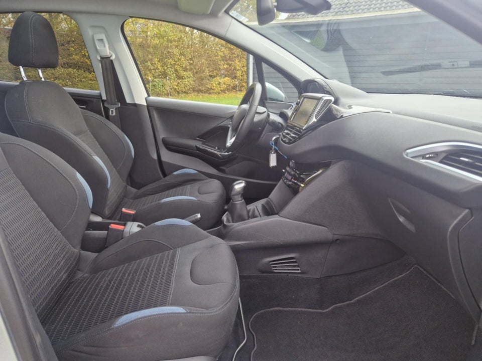 Peugeot 208 1,2 VTi Allure Sky 5d