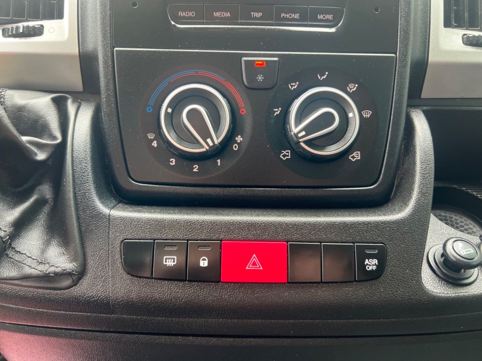 Peugeot Boxer 333 2,2 BlueHDi 165 L2H1 Premium