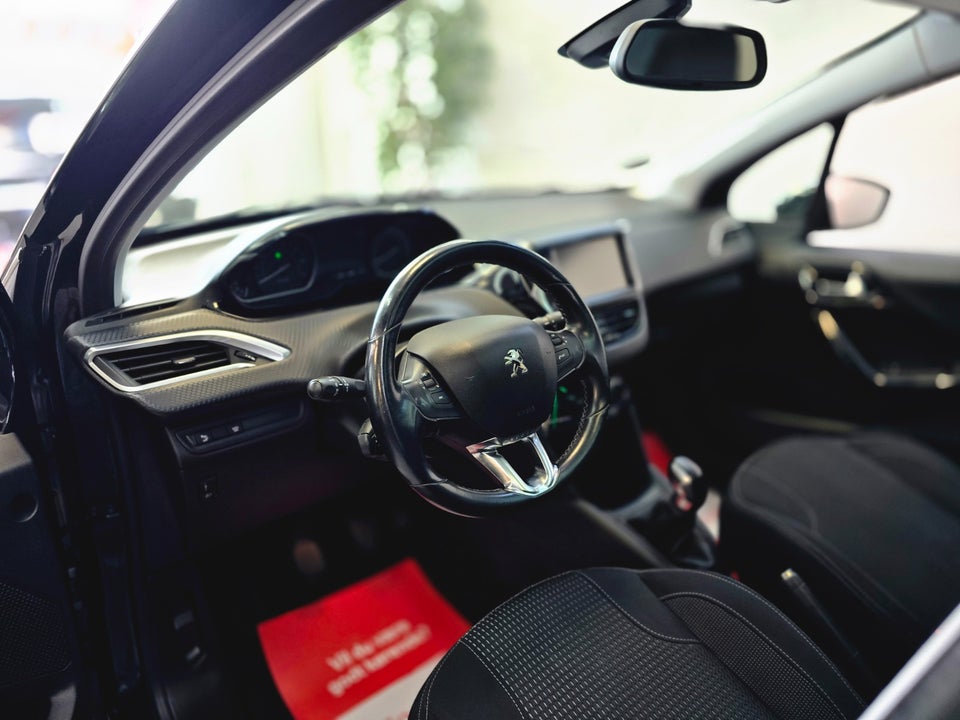 Peugeot 208 1,2 VTi 82 Selection Sky 5d
