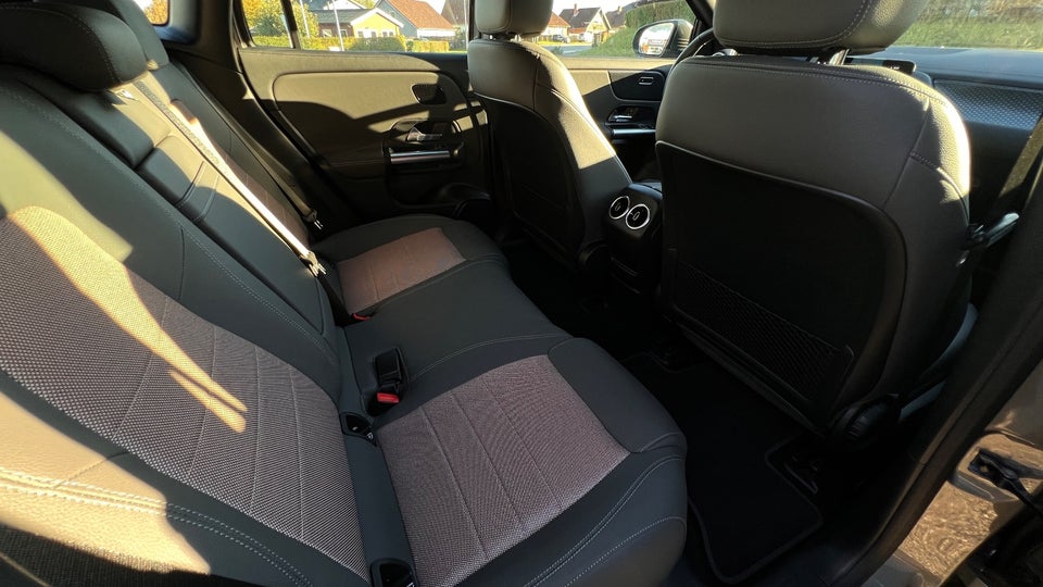 Mercedes EQA300 4Matic 5d