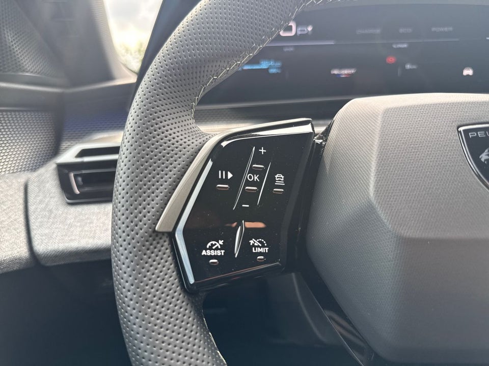Peugeot e-3008 77 GT Pack 5d