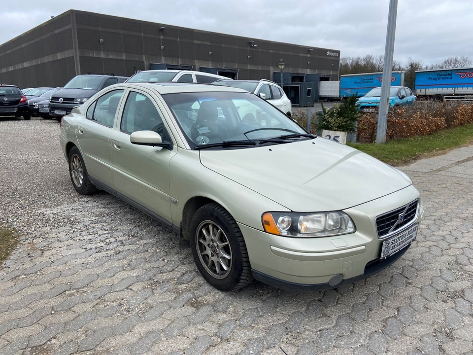 Volvo S60 2,4 170 Momentum 4d