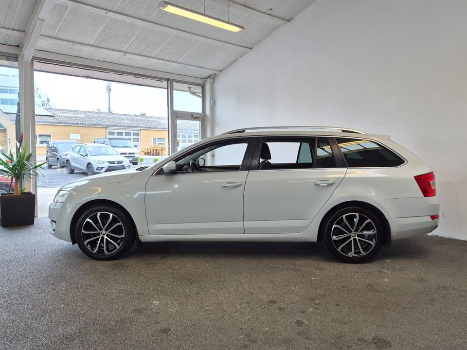 Skoda Octavia 1,6 TDi 105 Elegance Combi DSG 5d