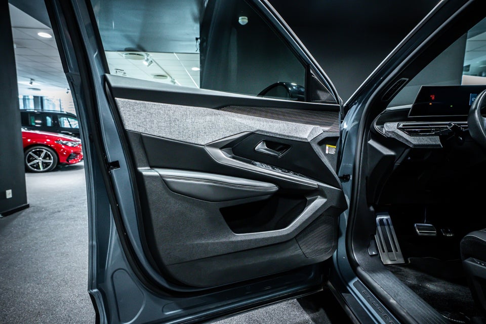 Peugeot e-3008 77 GT 5d