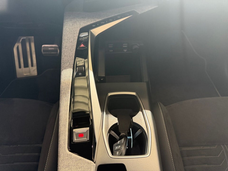 Peugeot e-3008 77 GT Pack 5d