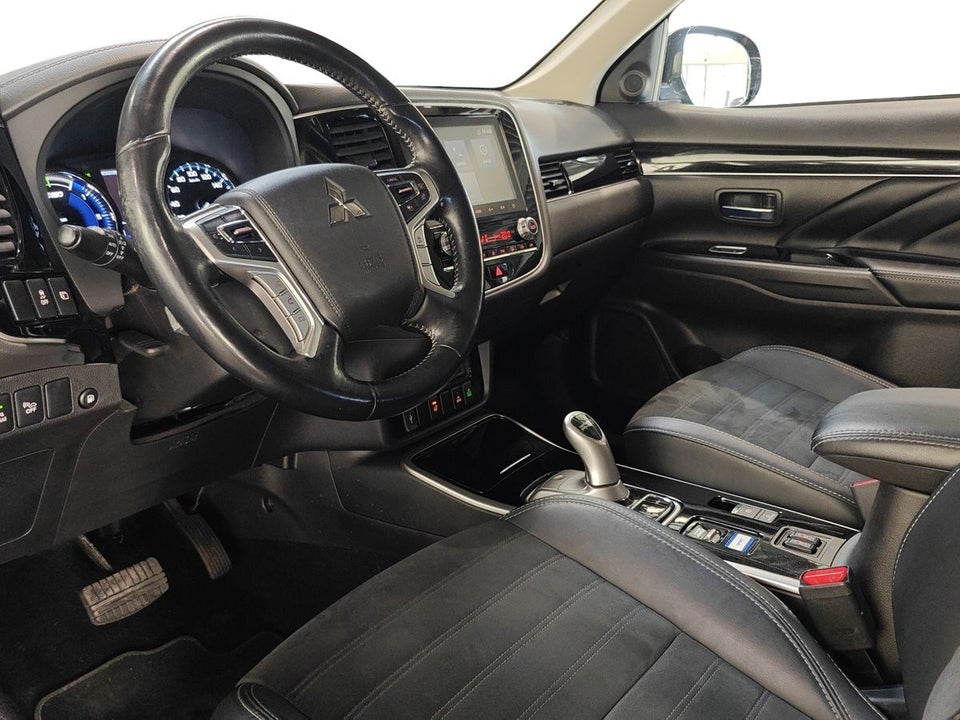 Mitsubishi Outlander 2,4 PHEV Limited CVT 4WD 5d