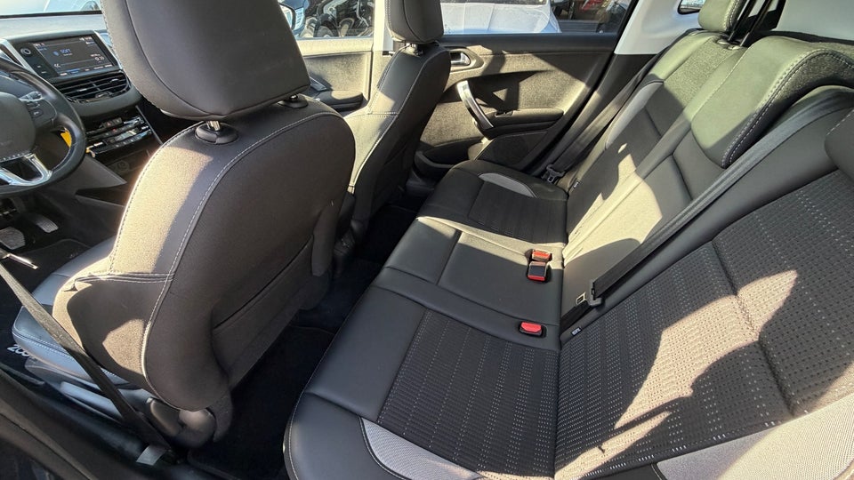 Peugeot 2008 1,2 PureTech 110 Allure 5d