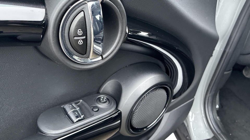 MINI Cooper SE Essential 3d