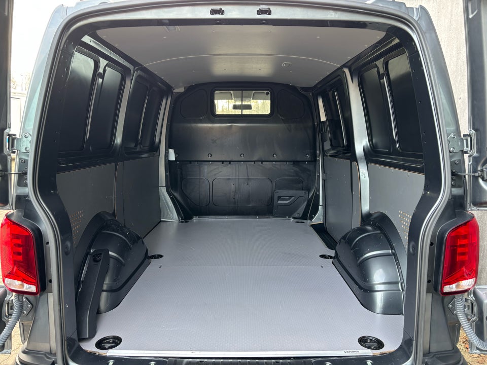 VW Transporter 2,0 TDi 150 Kassevogn DSG kort
