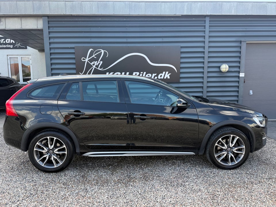 Volvo V60 CC 2,0 D3 150 Summum aut. 5d