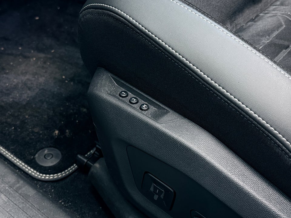 Peugeot e-3008 77 GT Pack 5d