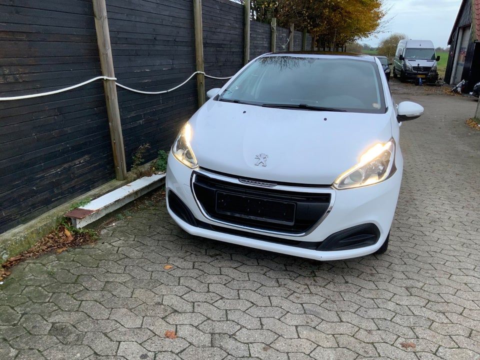 Peugeot 208 1,2 VTi 82 Allure Sky 5d