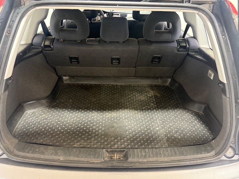 Mitsubishi Lancer 1,6 Invite stc. 5d