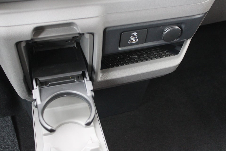 VW e-Caravelle 64 Life SWB