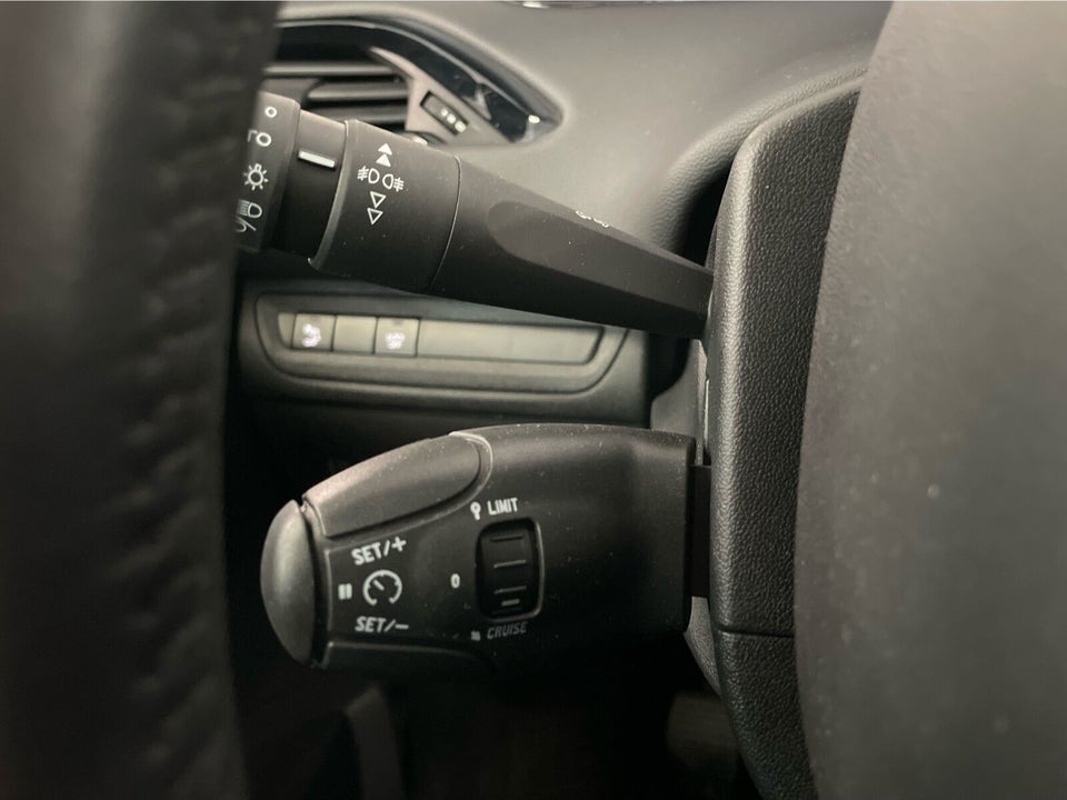 Peugeot 208 1,5 BlueHDi 100 Signature+ 5d