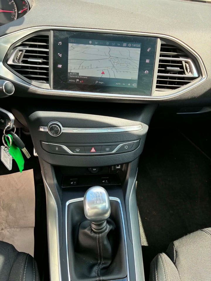 Peugeot 308 1,2 e-THP 130 Allure Sky SW 5d