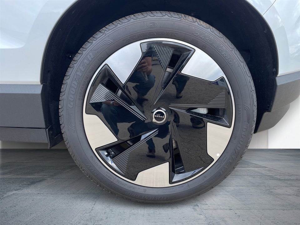 Volvo EX30 Extended Range Plus 5d