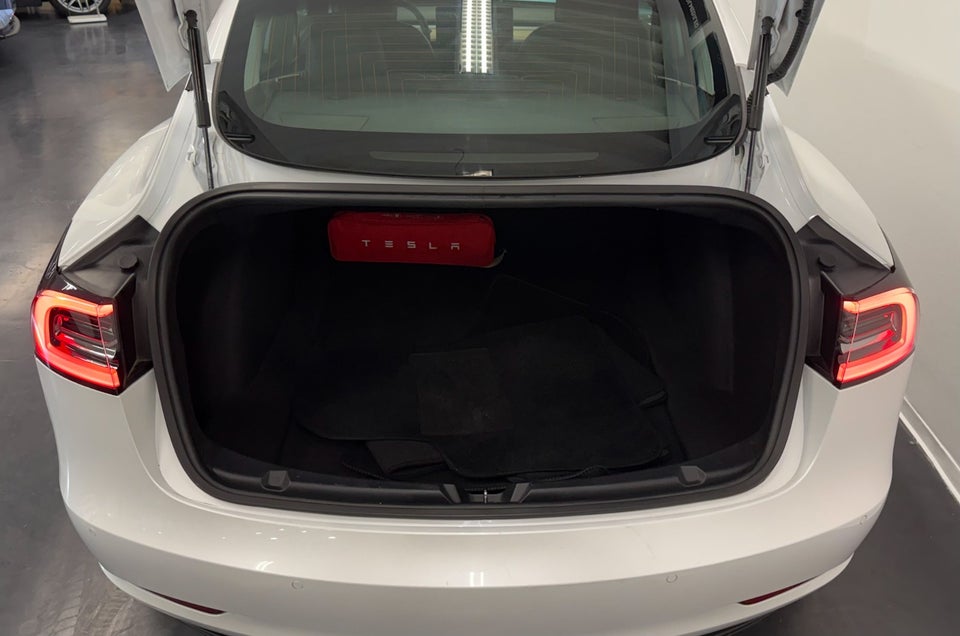 Tesla Model 3 Standard Range+ RWD 4d