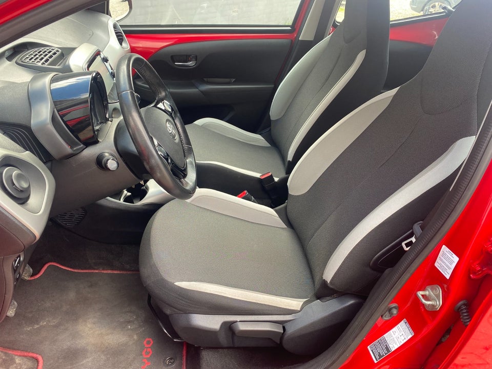 Toyota Aygo 1,0 VVT-i x-black 5d