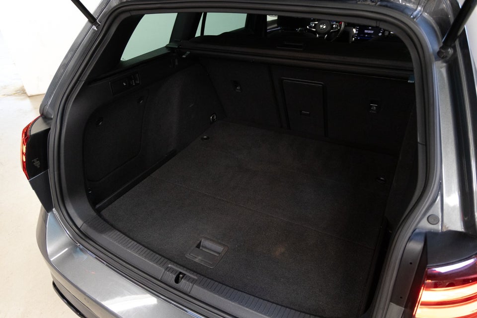 VW Golf VII 2,0 TDi 150 R-line Variant DSG 5d