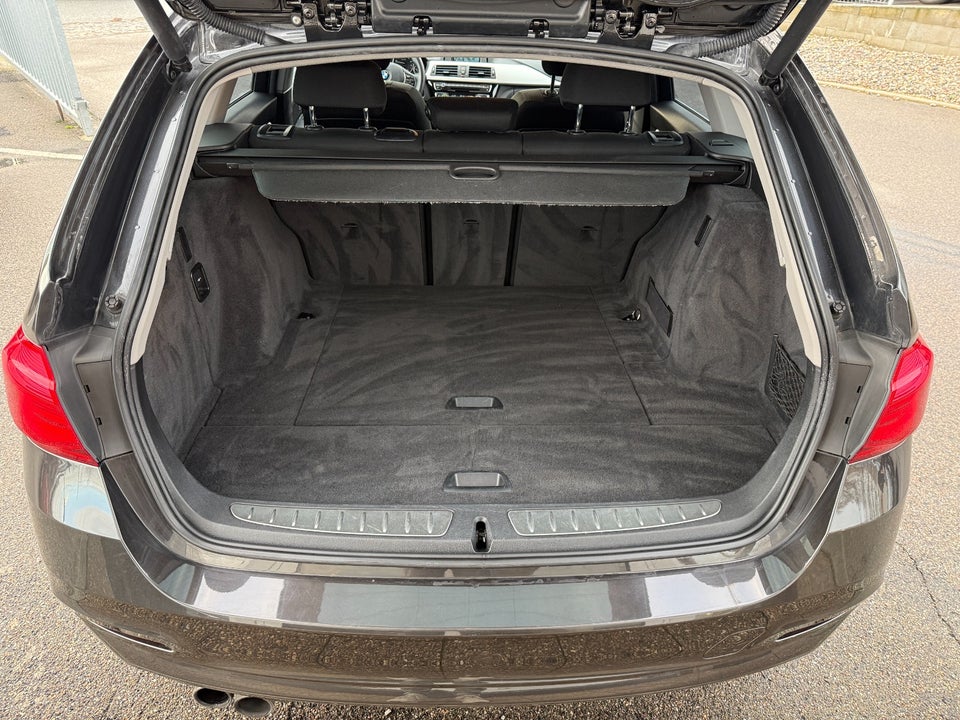 BMW 320i 2,0 Touring aut. 5d