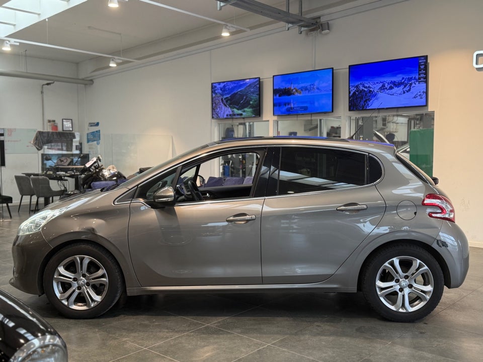 Peugeot 208 1,2 VTi Allure Sky 5d