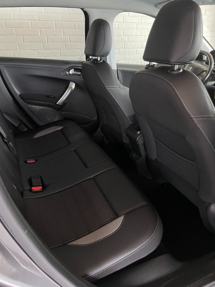 Peugeot 2008 1,2 PureTech 110 Prestige Sky 5d
