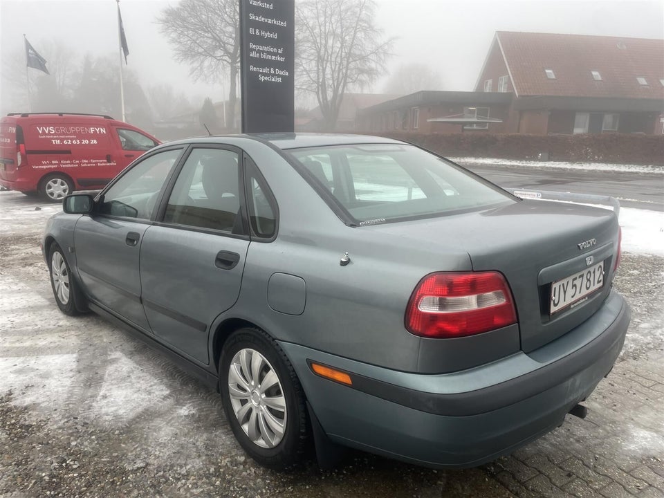 Volvo S40 1,8  4d