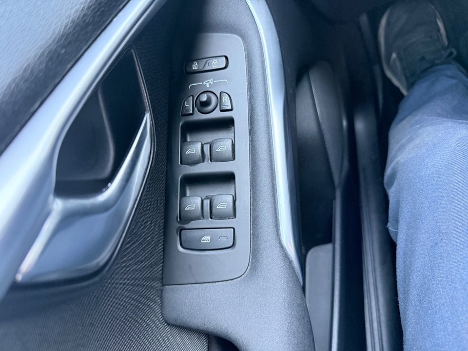 Volvo V40 CC 1,6 D2 115 Momentum 5d