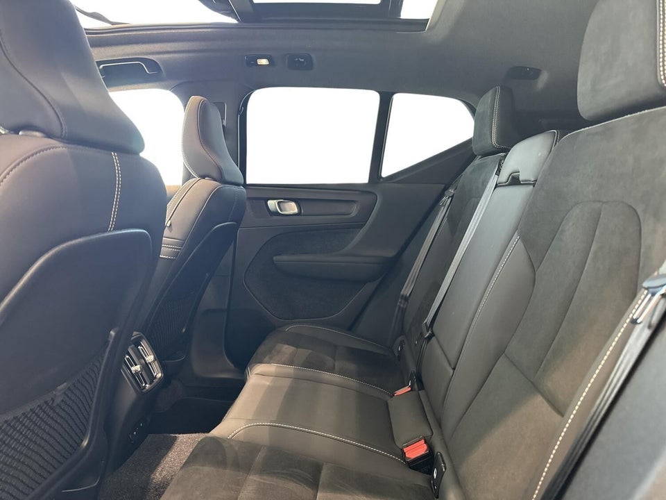 Volvo EX40 Extended Range Black Edition 5d