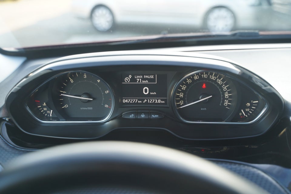 Peugeot 2008 1,5 BlueHDi 100 Prestige Sky 5d