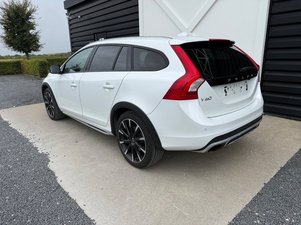 Volvo V60 CC 2,0 T5 245 Momentum aut. 5d
