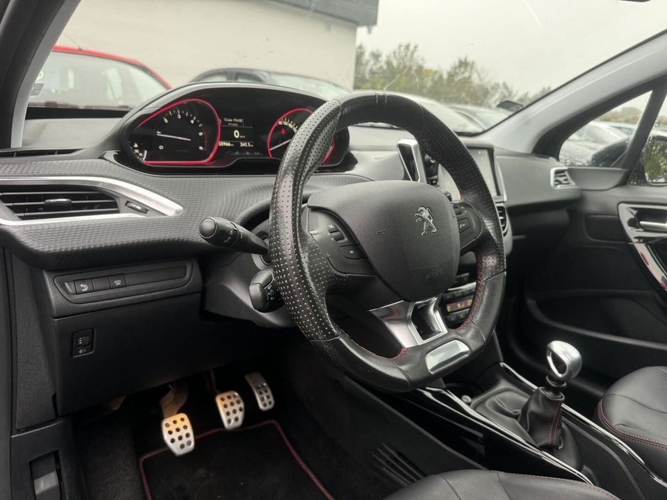 Peugeot 2008 1,6 BlueHDi 120 GT Line Sky 5d