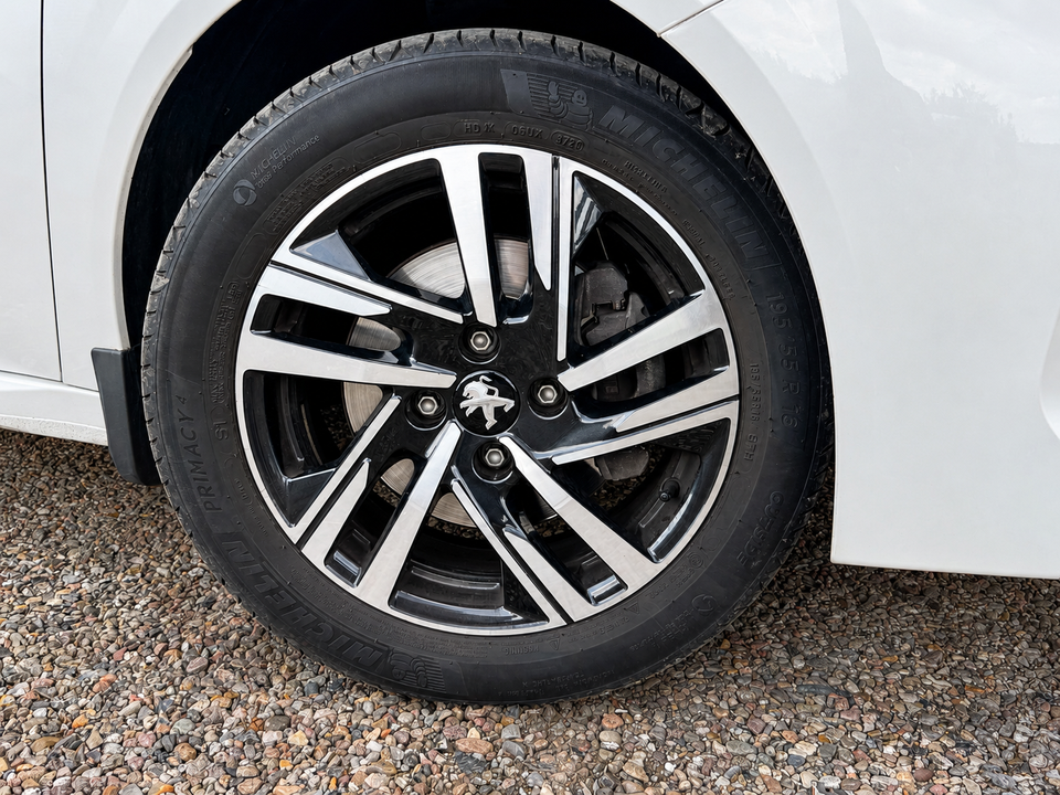 Peugeot 208 1,2 PureTech 100 Allure Sky 5d