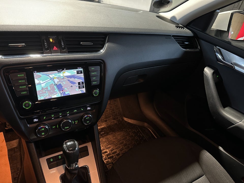 Skoda Octavia 1,6 TDi 110 Style Combi DSG 5d