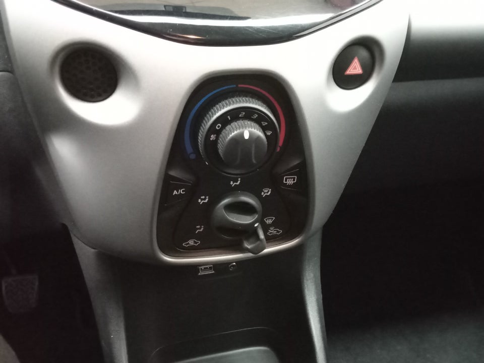 Toyota Aygo 1,0 VVT-i x-black 5d