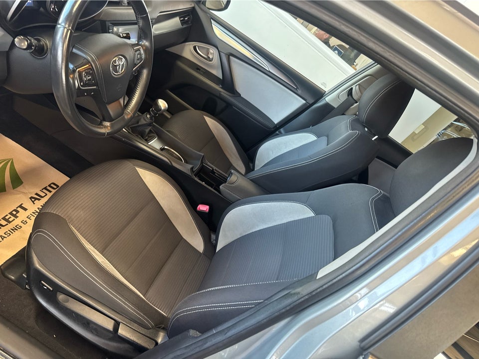 Toyota Avensis 1,8 VVT-i T2 Premium Touring Sports 5d