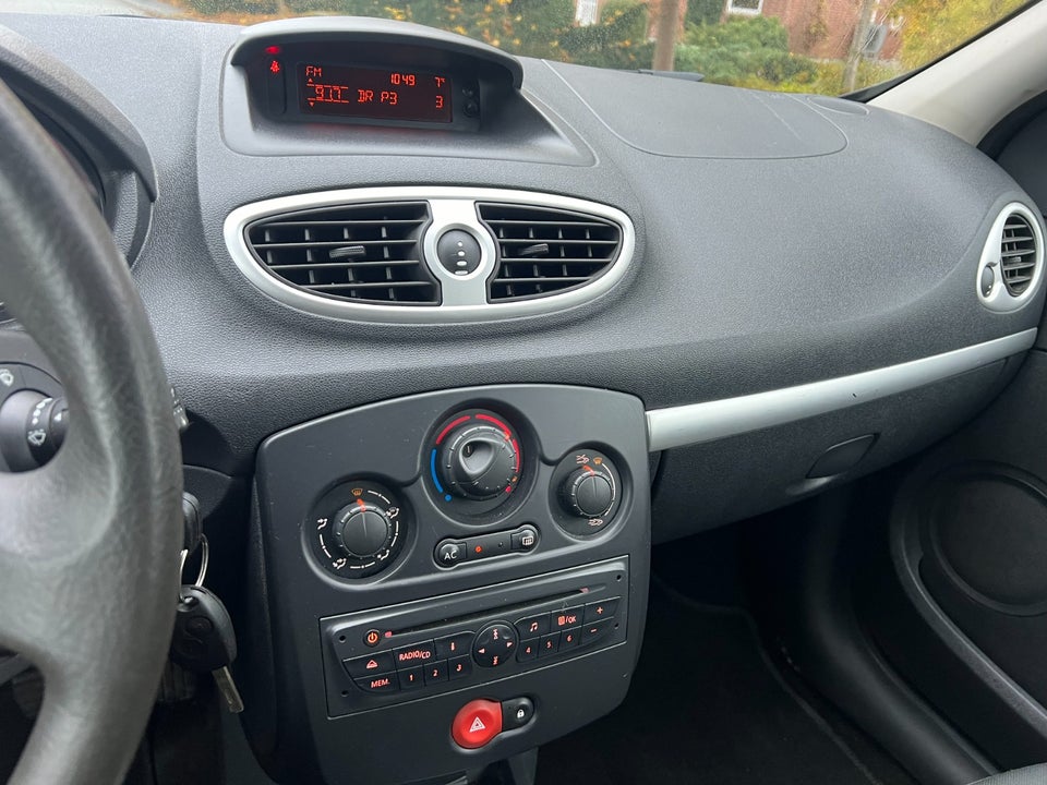 Renault Clio III 1,2 16V Authentique Sport Tourer 5d