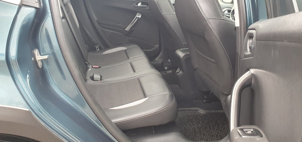 Peugeot 2008 1,2 e-THP 110 Allure Sky 5d