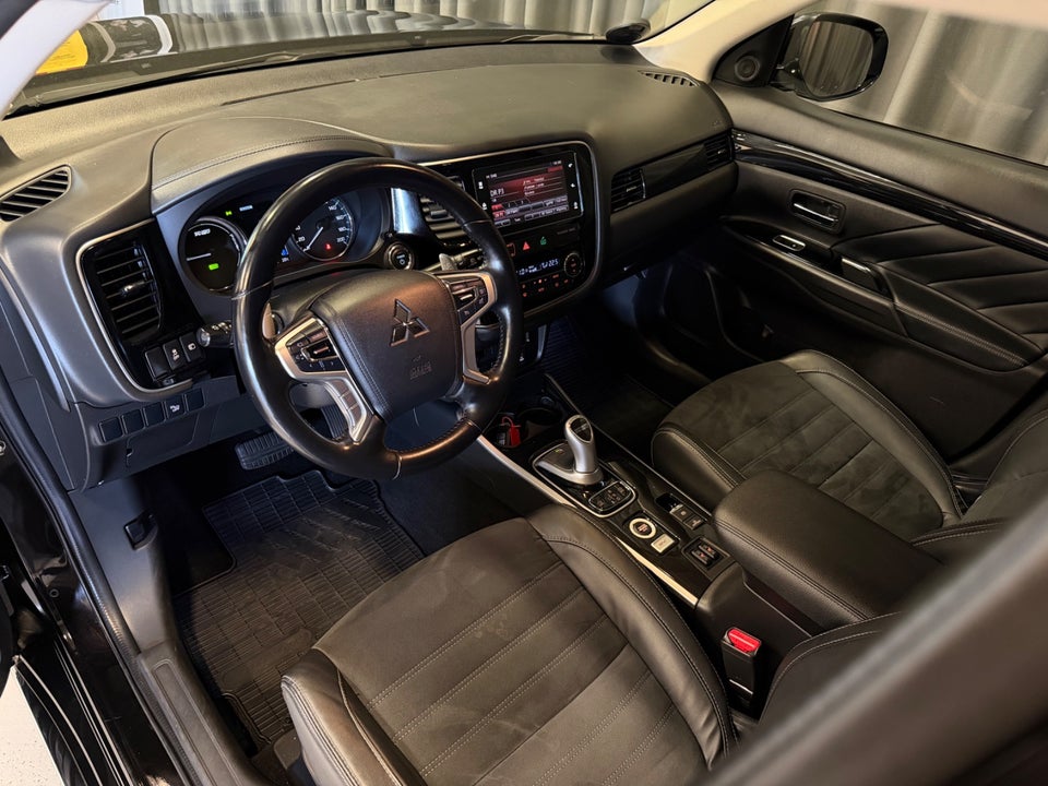 Mitsubishi Outlander 2,0 PHEV Instyle CVT 4WD 5d