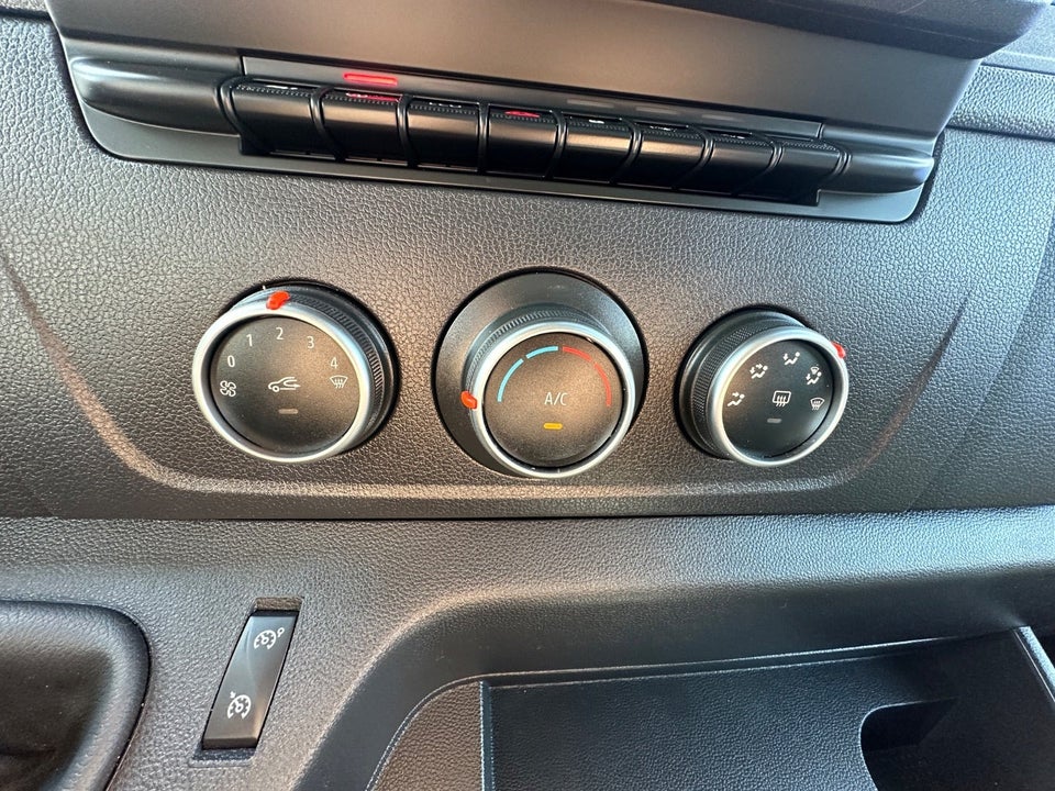 Renault Master IV T33 2,3 dCi 150 L2H2 Kassevogn